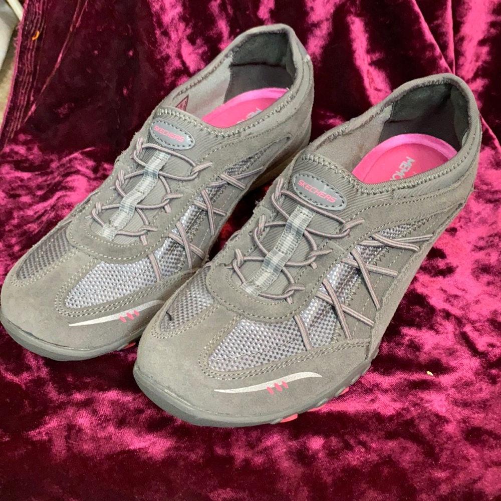 Sketchers relaxed fit waking shoes size 6.5